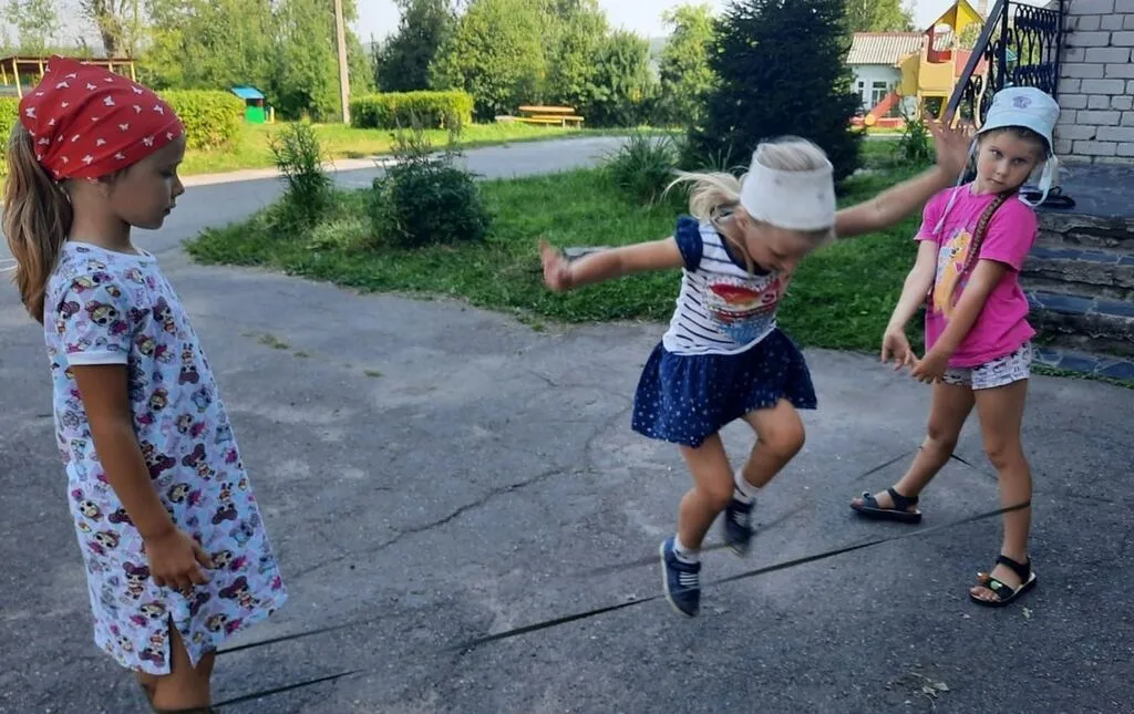 Прыжки  на резиночке