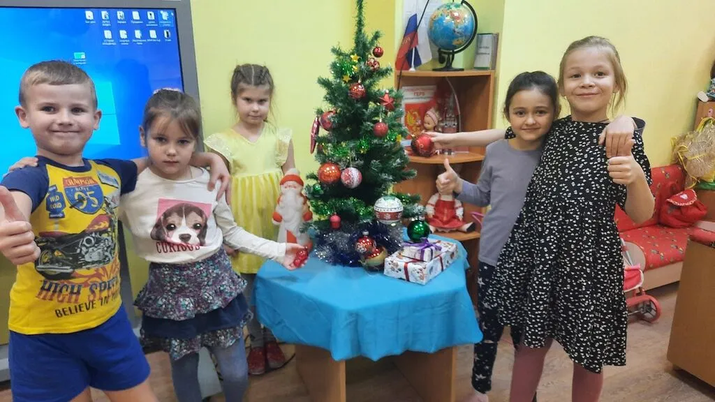 Елочка-красавица, всем нам очень нравится